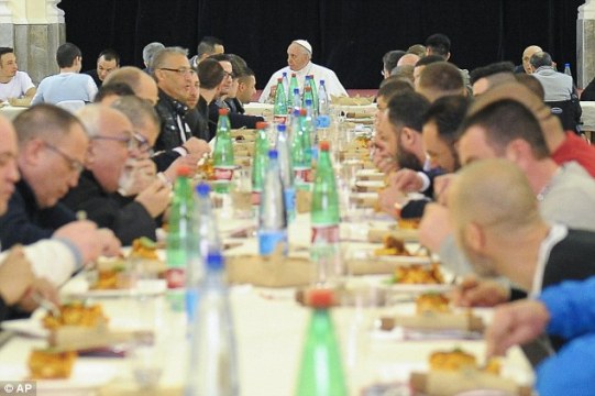 Bergoglio aan tafel met gevangenen. Foto: AP