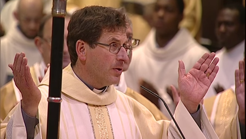 Verwarring alom tijdens bidden van ‘nieuw’ Onze Vader in Bisschopswijdingsmis van Lode Aerts